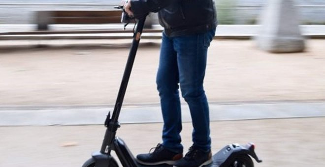 Se da a la fuga el conductor de un coche tras una colisión con un patinete eléctrico