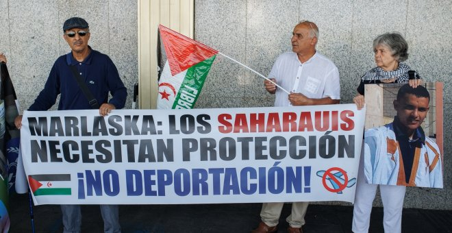 Interior deporta a 21 saharauis que pidieron asilo en Barajas, entre ellos dos niños de un año