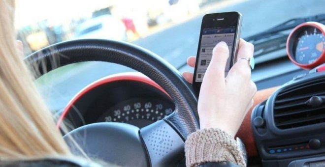 La DGT vigilará durante toda la semana distracciones al volante