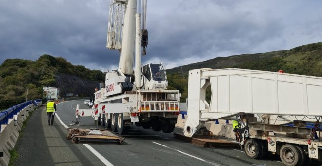 La A-67 sigue cortada casi dos días después del accidente del transporte especial a la altura de Lantueno