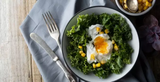 Pato confinado - Receta de ensalada de kale con huevo escalfado