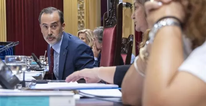 Le Senne expulsa del Parlament balear a dos diputadas por mostrar fotos de víctimas republicanas