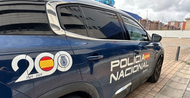 Una mujer intenta asfixiar a su hija con un cojín