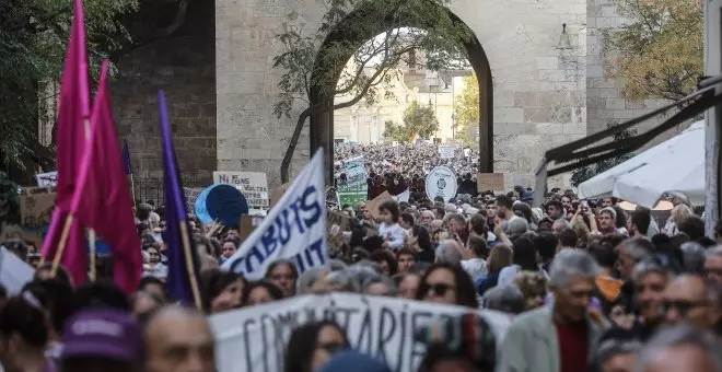 Miles de manifestantes salen a las calles en València por la vivienda y cientos de personas acampan en el Ayuntamiento