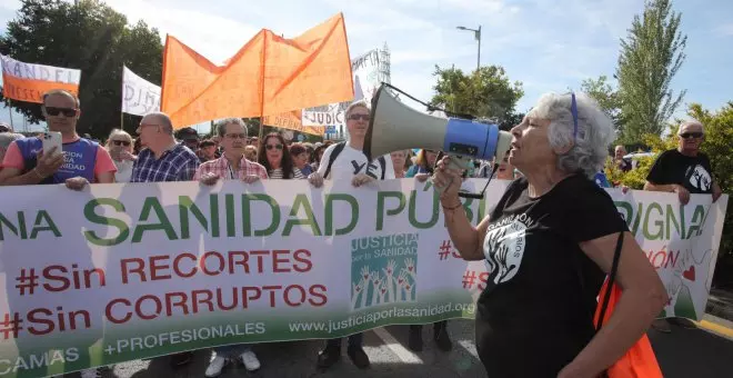 Miles de personas salen a la calle en Granada para defender la sanidad pública