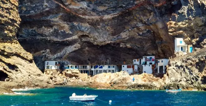 El pueblo que nació escondido en una cueva