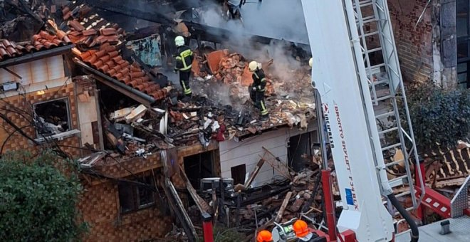 Desalojan tres inmuebles tras el derrumbe del edificio en La Albericia