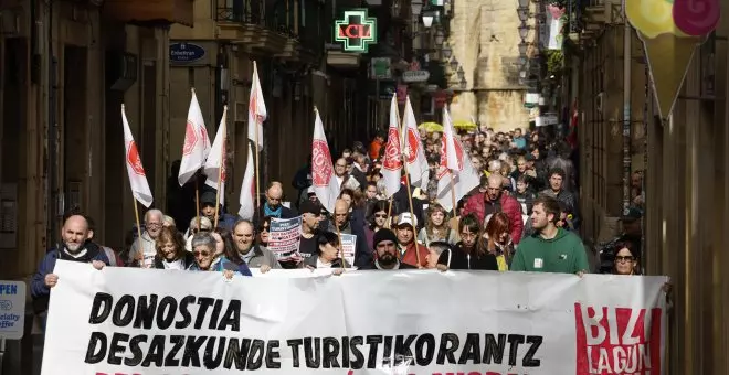 Un millar de personas piden en Donostia el decrecimiento turístico de la ciudad