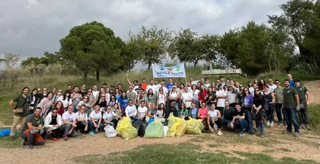 Voluntarios de Nestlé limpian la "basuraleza" de los espacios naturales