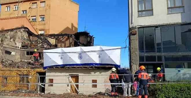 La Policía Científica trabaja en los restos del edificio derrumbado para recabar pruebas y determinar las causas