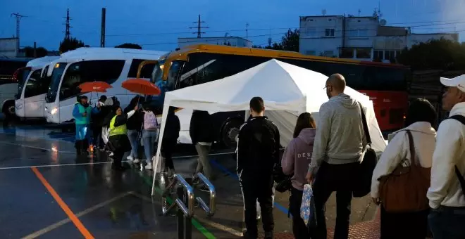 Cues, pluja i resignació entre els passatgers per la vaga de conductors d'autobús