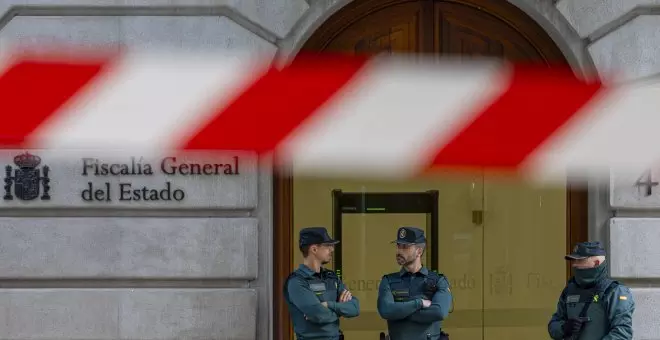 La Guardia Civil registra durante diez horas el despacho del fiscal general en busca de documentos, móviles y correos