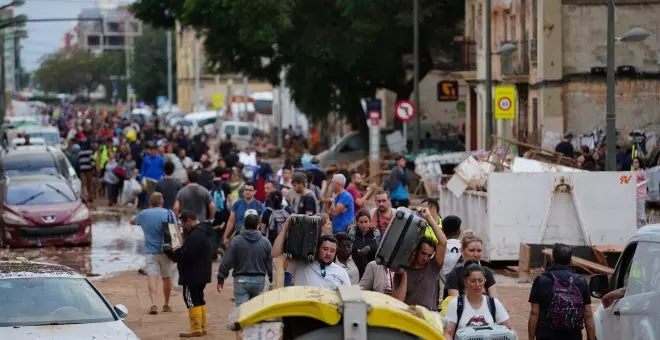 La DANA deja pueblos cubiertos de barro y miles de personas aisladas, sin luz, agua y comida