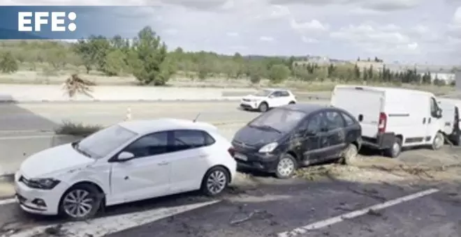 Coches en las cunetas y vías destrozadas: el panorama que encuentran los voluntarios camino de Valencia