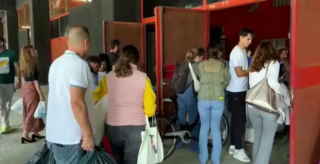 Un río incesante de gente con cubos, escobas y agua sale a pie de València para ayudar