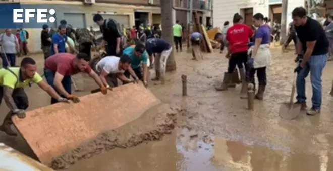 Voluntarios realizan labores de limpieza en Chiva (Valencia)