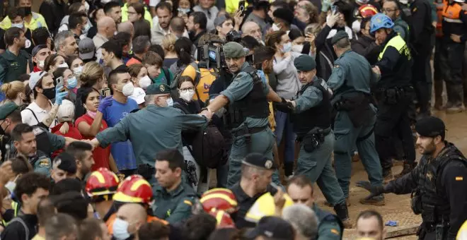 Sánchez, evacuado de Paiporta tras una agresión en la visita con los reyes y Mazón