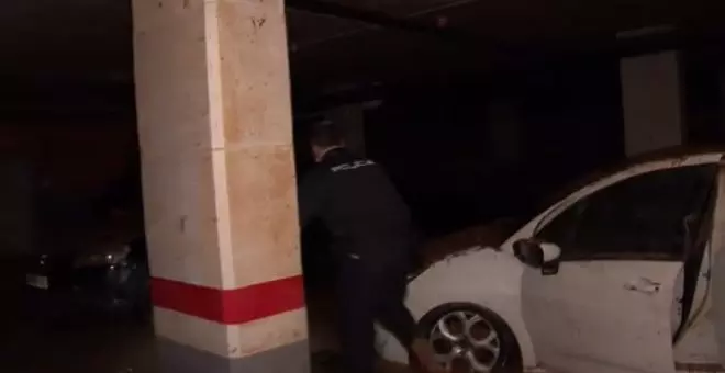 Los agentes revisan coche a coche aparcamientos inundados en Benetúser