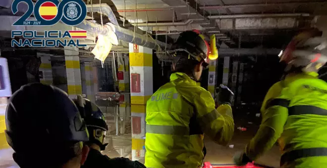 La Policía Nacional inspecciona el interior del parking de un centro comercial