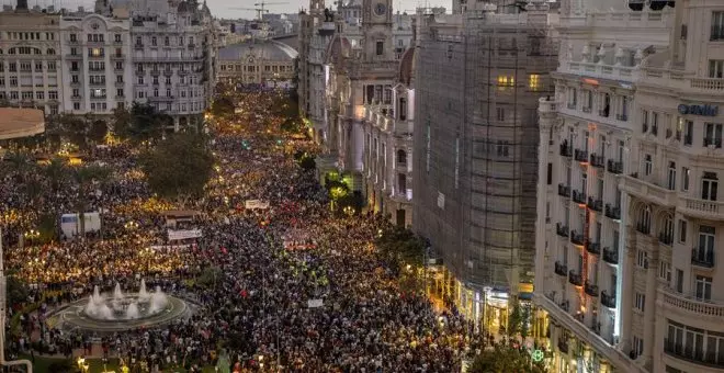 Milers de persones exigeixen a València la dimissió de Mazón per la gestió de la DANA