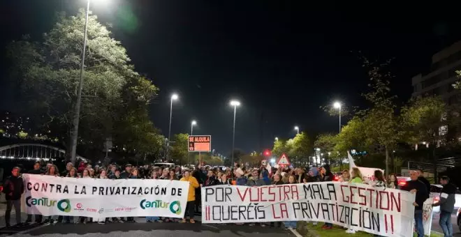 Cerca de 300 personas protestan en Santander contra la privatización de los servicios de hostelería de Alto Campoo:  "La plantilla de Cantur se siente defraudada y engañada por este Gobierno"