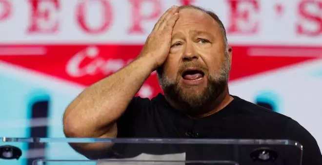 La web satírica 'The Onion' trolea al ultraderechista Alex Jones al comprar su blog 'Infowars' para parodiarlo