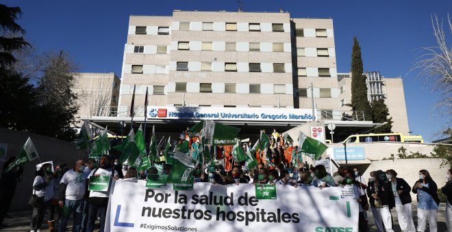 Los celadores del hospital Gregorio Marañón denuncian amenazas por negarse a hacer tareas que no les competen