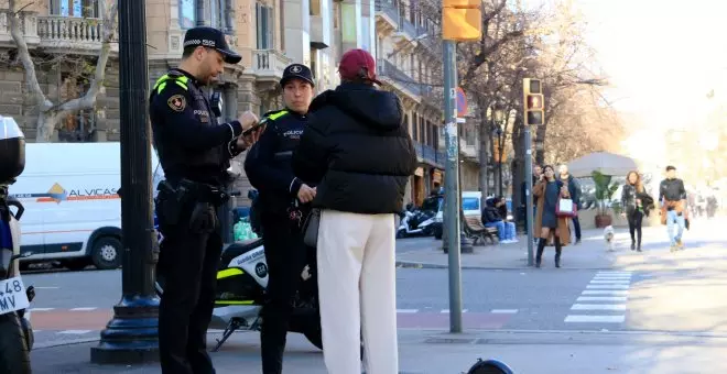 Barcelona farà obligatori el casc per als conductors de patinet a partir del febrer