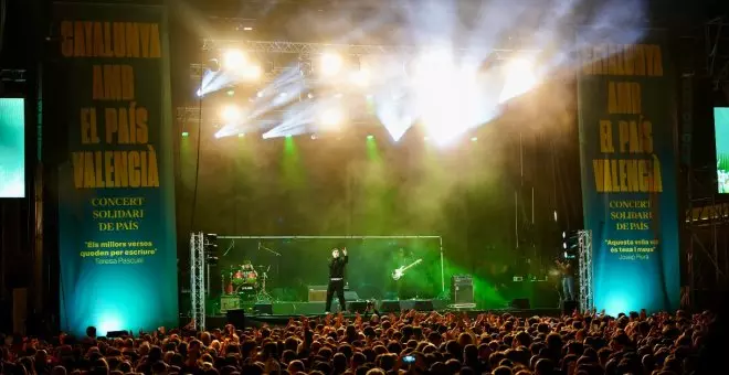 Unes 15.000 persones assisteixen al concert festiu i solidari 'Catalunya amb el País Valencià', tot i les fortes pluges