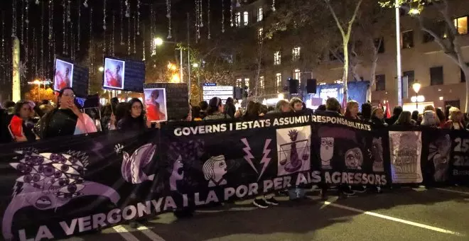 Milers de persones clamen que la vergonya canviï de bàndol en la manifestació del 25-N a Barcelona