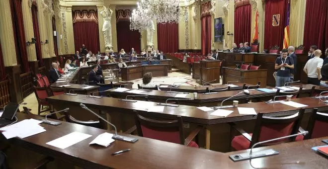 El PP aprueba por error en Balears una batería de enmiendas de Vox contrarias al uso del catalán y al medio ambiente