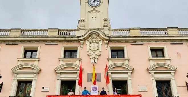 El TS avala el uso de la bandera LGTBI en edificios públicos