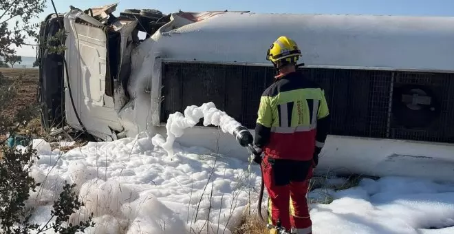 Vuelca un camión con 10.000 litros de gasoil y pierde parte de la carga en una carretera toledana