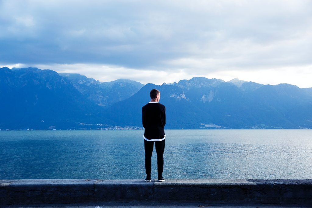 Un hombre mira el paisaje - Fuente: Unsplash