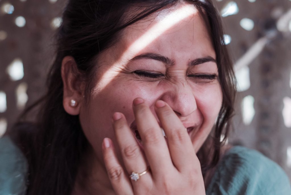 Una mujer se ríe - Fuente: Unsplash