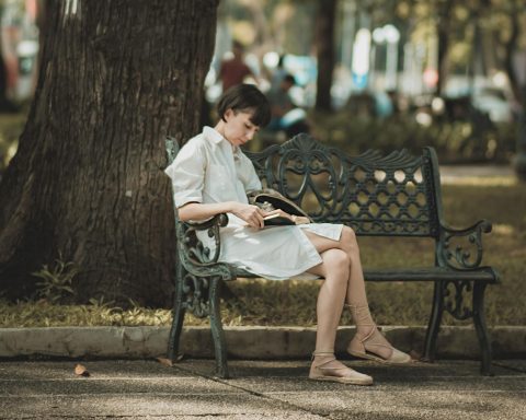 Una mujer leyendo un libro - Fuente: Pexels