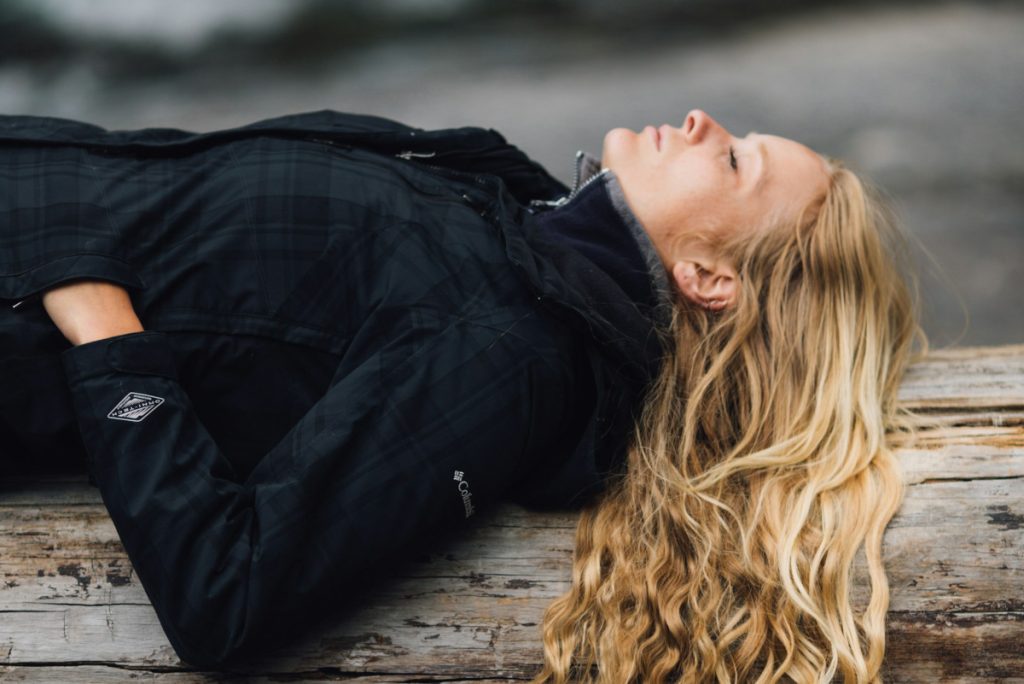 Mujer con ojos cerrados - Fuente: Unsplash