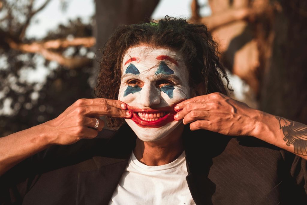 Hombre pintado como Joker - Pexels