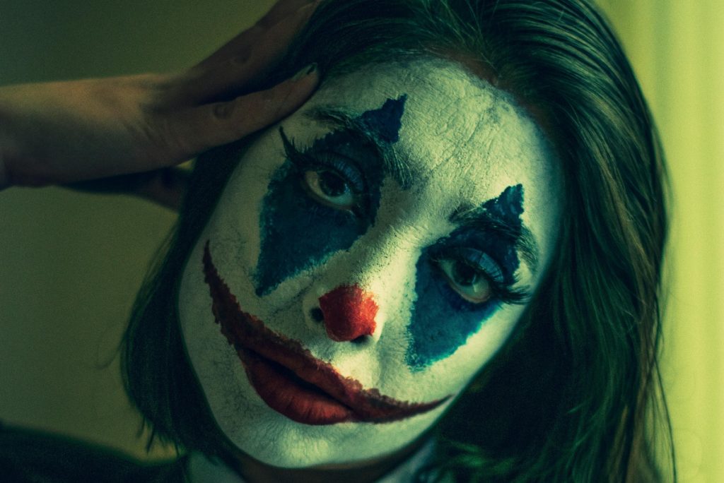 Mujer maquillada como Joker - Pexels