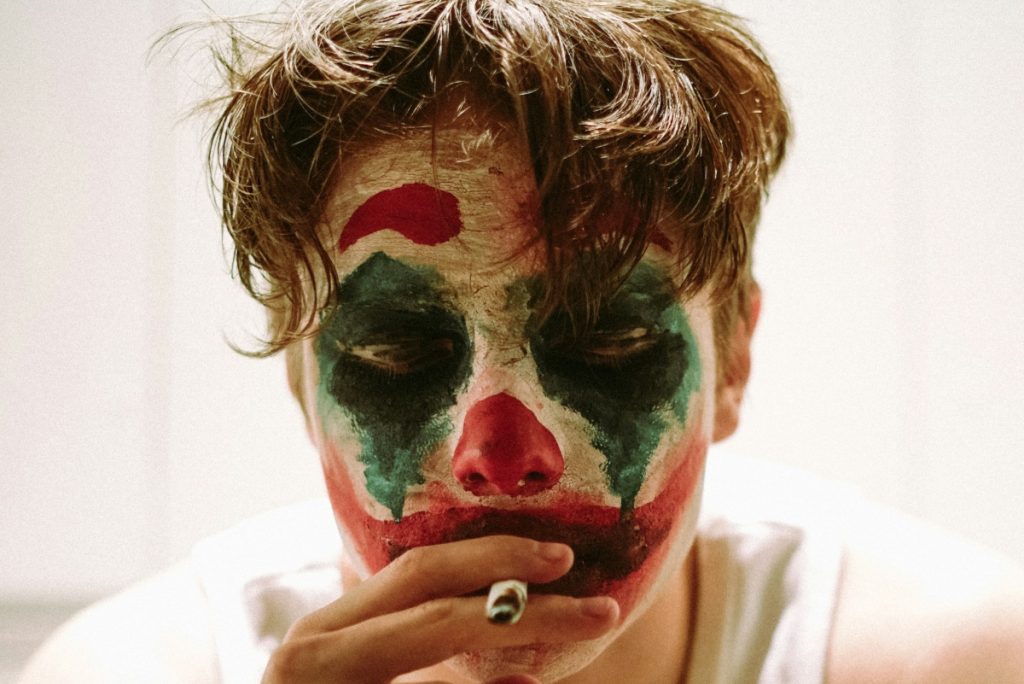 Chico pintado como Joker - Unsplash