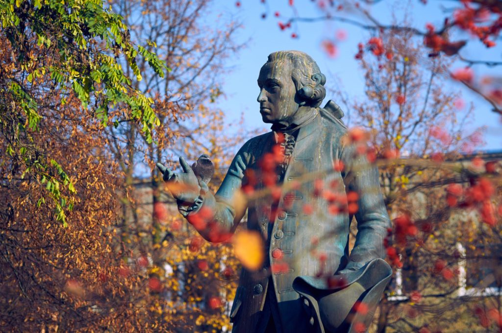 Estatua de Kant - Depositphotos