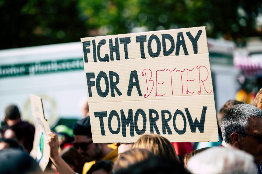 Carteles en manifestación - Unsplash