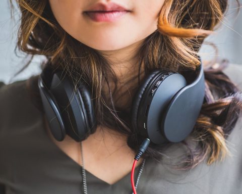 Mujer con auriculares