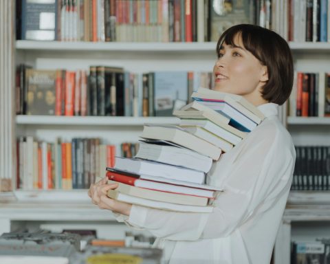 Mujer y libros - Pexels