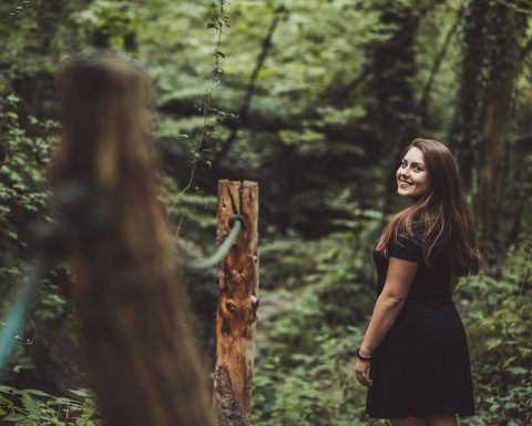 Mujer sonriendo en el bosque