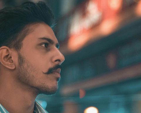 Hombre con bigote - Pexels