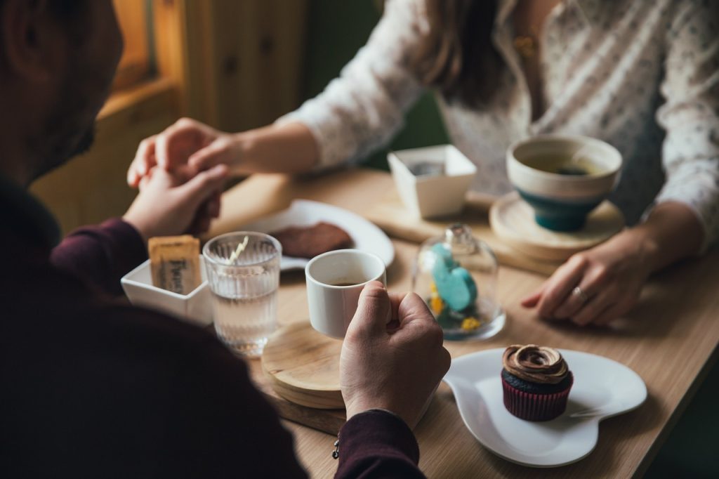 Pareja tomando café