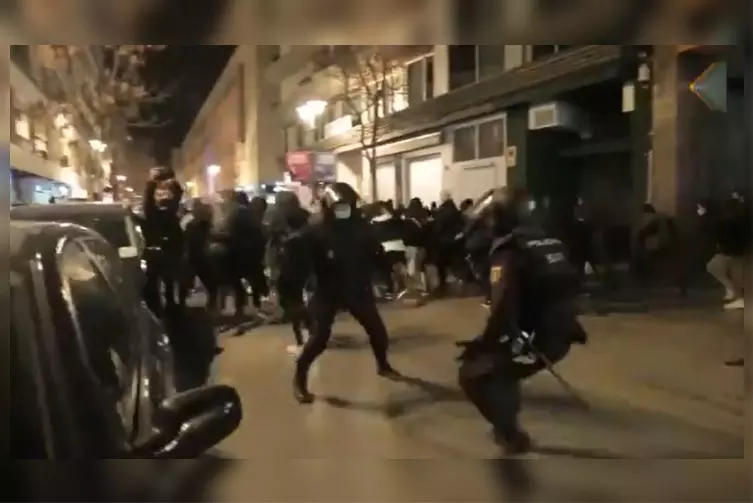 the video in which a riot squad has to be calmed down by a comrade during a charge in Granada to stop hitting