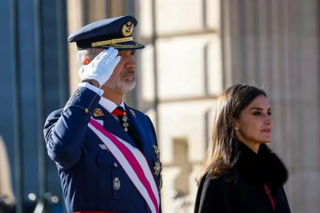 El rey Felipe VI, acompañado por la reina Letizia, preside la celebración de la Pascua Militar en Madrid a 6 de enero de 2023.- Chema Moya / EFE