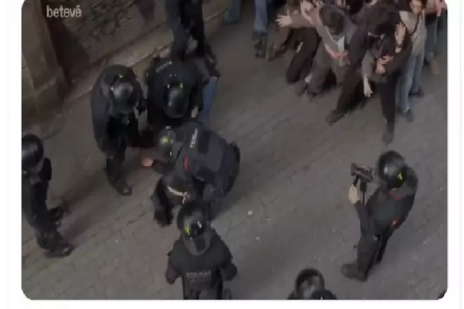Momento en el que la manifestante se desmaya antes los mossos. - Captura de X